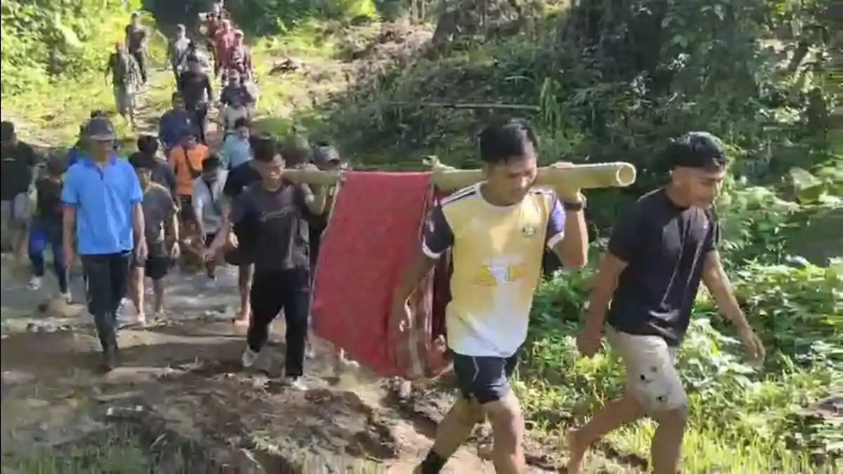 Perjuangan Warga Tandu Ibu Hamil Lintasi Jalan Rusak sejauh 9 Km di Polman hingga Berakhir Duka
