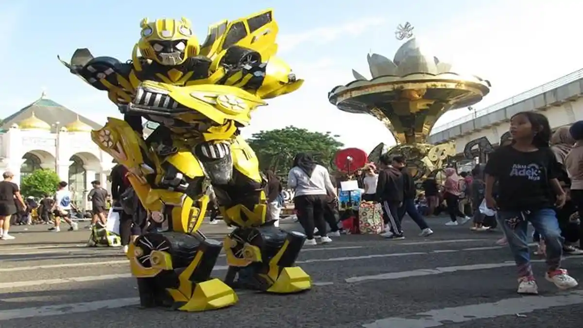 Kostum Bumblebee Warnai CFD Palembang, Jadi Magnet Pengunjung Bundaran Air Mancur - Sripoku.com