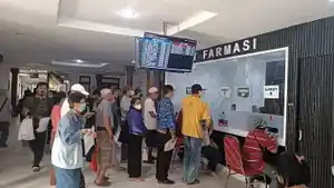 ANTREAN-WARGA-Tampak-warga-terlihat-mengantre-di-layanan-farmasi-RSUD-Wangaya.jpg