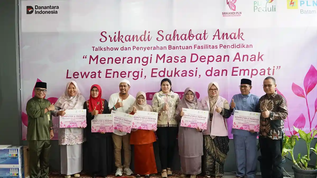 Srikandi PLN Batam Edukasi Anti Perundungan Hingga Salurkan Bantuan Komputer