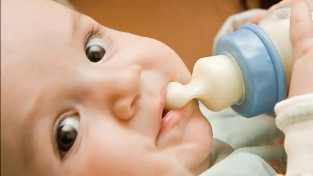 5 Kebiasaan yang Dapat Menghilangkan Nutrisi pada Susu Formula Untuk Bayi