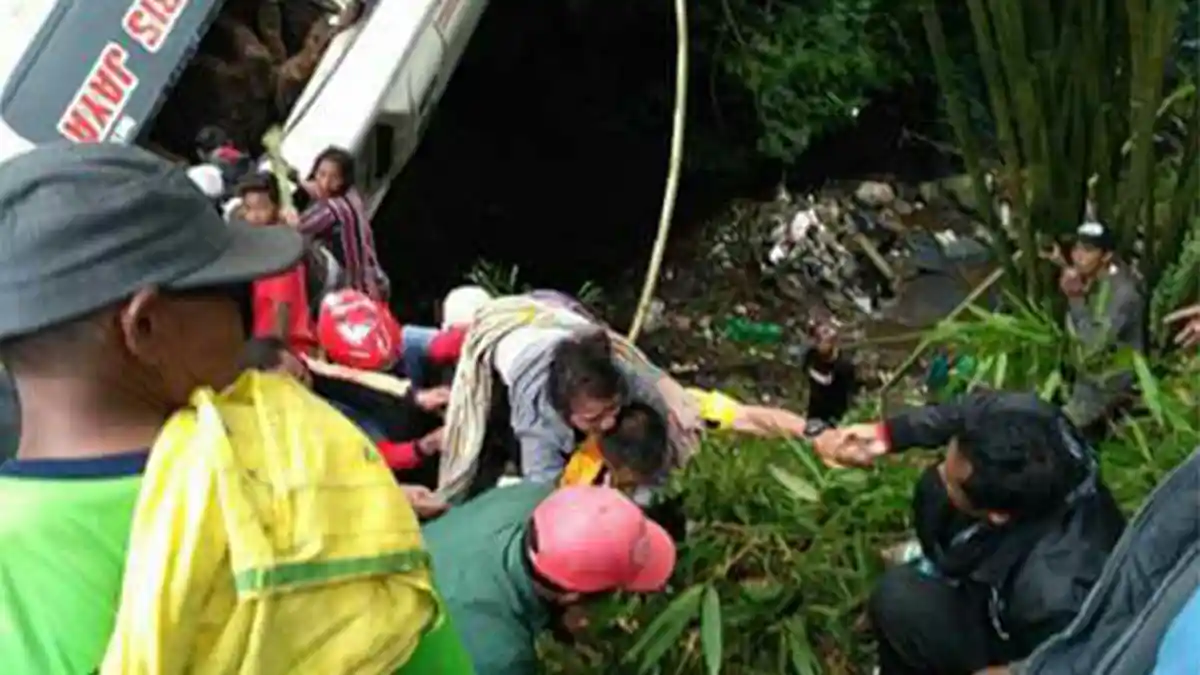 Foto-foto Kecelakaan Maut Bus Sidoarjo Terjun ke Jurang di Gondosuli Karanganyar