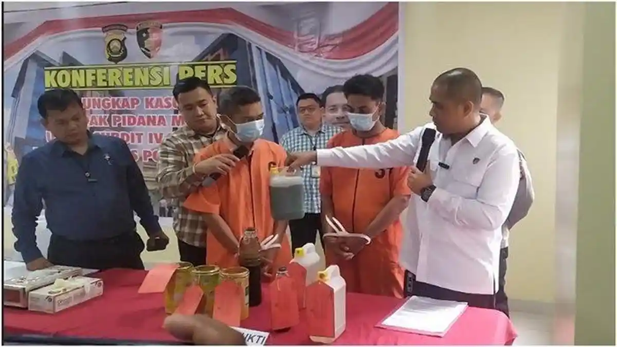 Polisi Tangkap Dua Pelaku Pembuatan BBM Pertalite Palsu di Desa Pedamaran Sumatera Selatan
