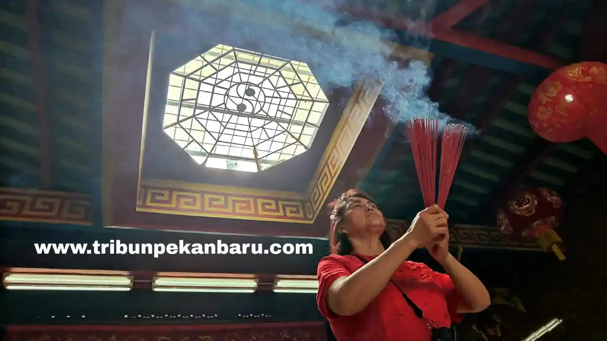 FOTO: Sembahyang Imlek 2575 di Pekanbaru - FOTO_Sembahyang_Imlek_2572_di_Pekanbaru_1.jpg