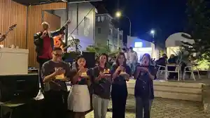 Perayaan-tiup-lilin-yang-dilakukan-oleh-lima-brand-ambassador-Paradox-Marisa-Dillak.jpg