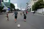 Bermain Bola di Jalan Protokol yang Ditutup saat PPKM Darurat