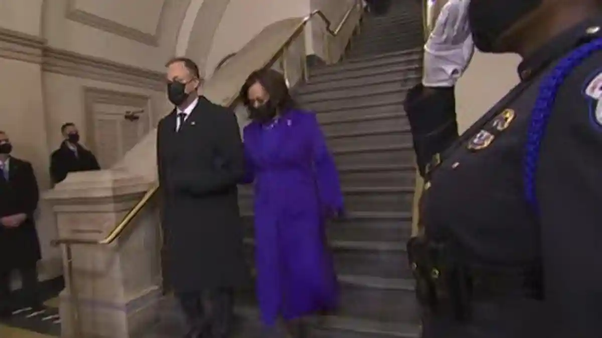 JANTUNG Nyaris Copot,Saat Pelantikan, Kamala Harris Terpeleset di Anak Tangga Terakhir: Ini Videonya