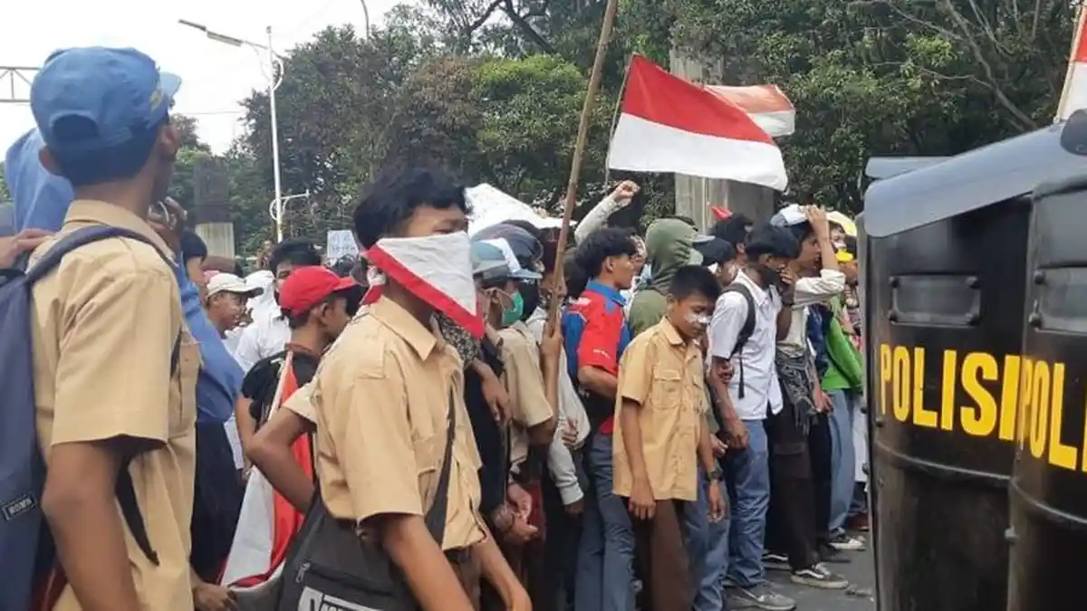 Video Pelajar Nyanyi Yel-yel untuk Polisi Tolak RKUHP hingga Sempat Muncul Trending #STMMelawan