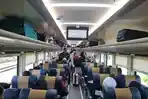 Pemudik-saat-menata-koper-di-dalam-kereta-api.jpg