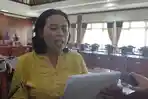 Nunuk-Purwandari-saat-memberikan-keterangan-di-DPRD-Buleleng-Kamis-712.jpg