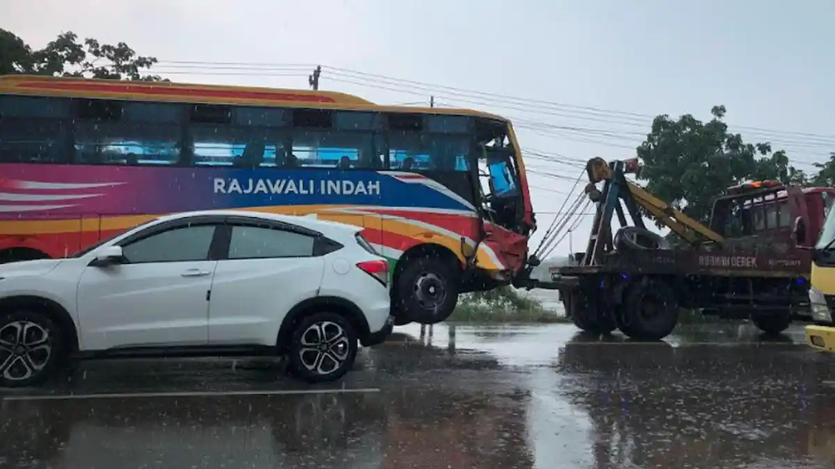 BREAKING NEWS:  Mobil Rombongan Umroh dari Tuban Tabrak Bus di Gresik, 7 Orang Tewas