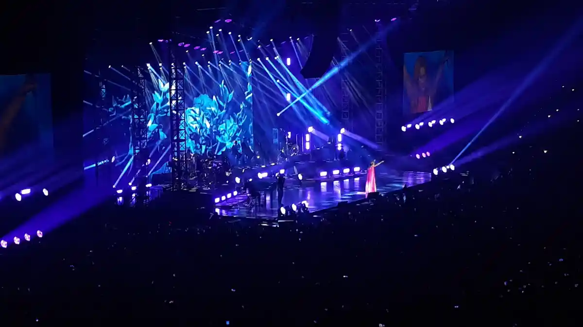 Celine Dion Tutup Konser dengan 'My Heart Will Go On'