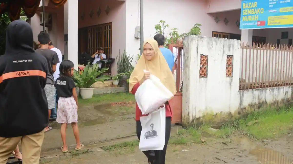 Ringankan Beban, UKM Sahabat Sandiuno Bantu Emak-emak dengan Bazar Sembako Murah