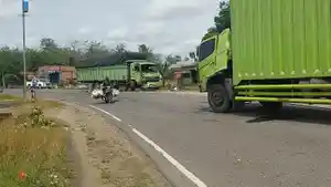 Kecelakaan-truk-di-Jalan-Lintas-Sumatera-Rabu-392025-sekitar-pukul-0600-WIB.jpg