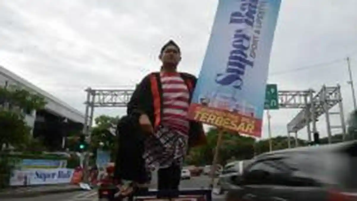 Berpakaian Tradisional Kenalkan Koran Super Ball