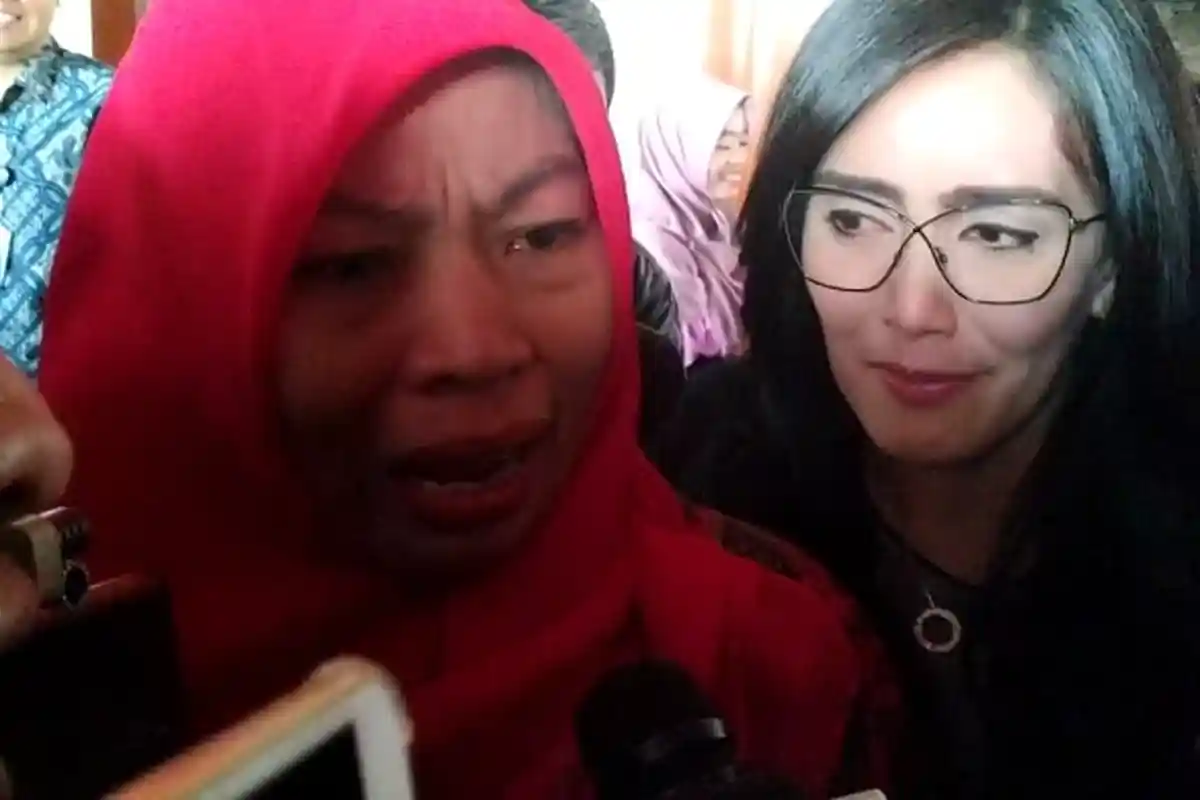 Sambil Menangis, Baiq Nuril Berharap Jokowi Berikan Amnesti Saat Putrinya Kibarkan Merah Putih