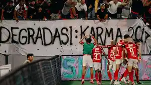 Bentangan-spanduk-sindiran-fans-Serdadu-Tridatu-di-laga-Bali-United-vs-Bhayangkara-FC.jpg