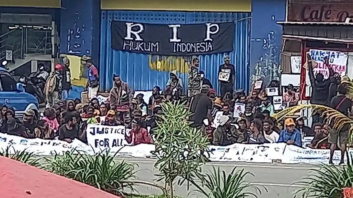 Berkumpul di Depan PN Jayapura, Puluhan Massa Kawal Sidang Victor Yeimo
