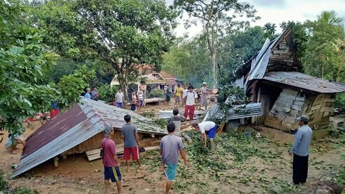 Dengar Bunyi Derak Pohon, Khozin Langsung Lompat Bersama Anak Cucunya Ternyata Menimpa Rumahnya