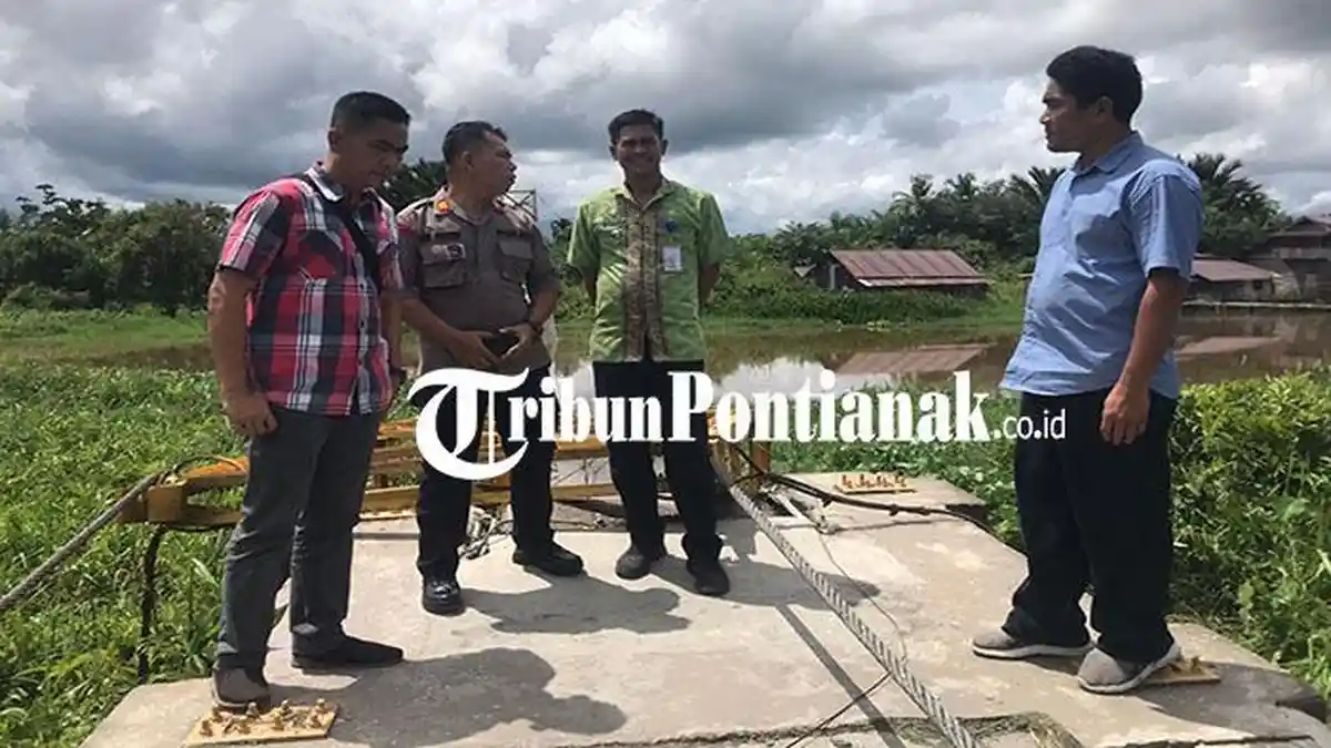 Kapolsek Tebas Ungkap Jembatan Gantung Ambruk Karena Kelebihan Beban