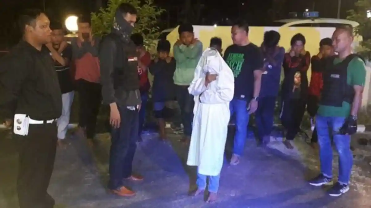 Dikejar Polisi, 12 Pocong Tersebut Lari Tunggang Langgang