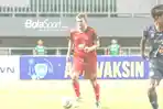 pemain-psm-makassar-wiljan-pluim-sedang-menguasai-bola.jpg