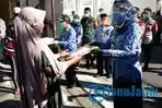 wali-kota-batu-dewanti-rumpoko-dan-wakilnya-punjul-santoso-memberikan-surat-keterangan-sembuh-warga.jpg