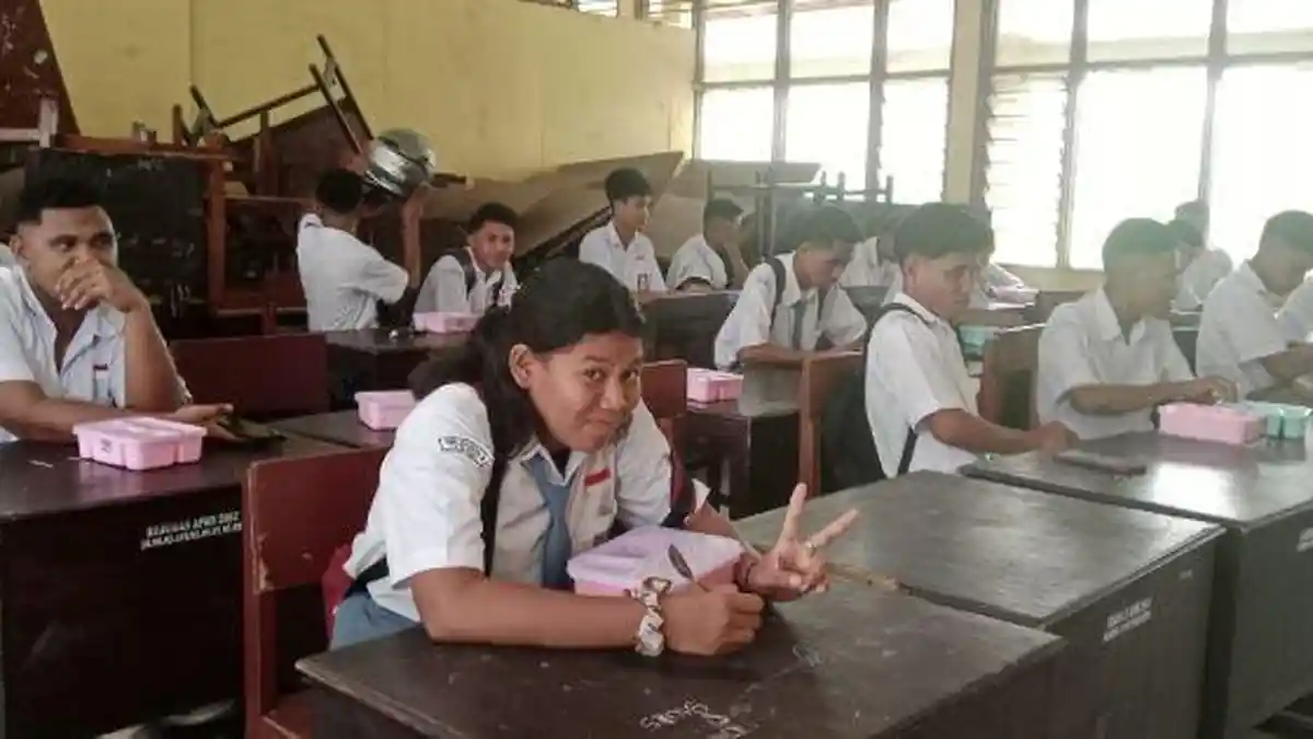 Makan Bergizi Gratis Perdana, Pelajar SMKN 2 Ende Bawa Sendok dan Air Sendiri
