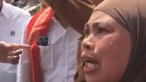 Fatmawati-warga-Mamasa-curhat-sambil-na.jpg