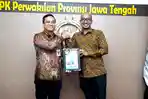 Kepala-BPK-RI-Perwakilan-Jawa-Tengah-Hari-Wiwoho-saat-menyerahkan-WTP-di-Pekalongan.jpg