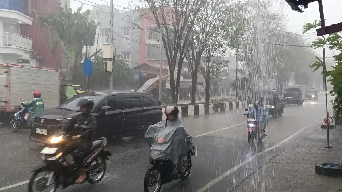 Waspada Cuaca Ekstrem, BMKG Rilis 17 Daerah Hujan Lebat