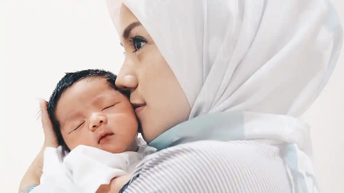 Tak Mau Alami Trauma Saat Persalinan, Begini Cara Enno Lerian Melahirkan Anak Keempat