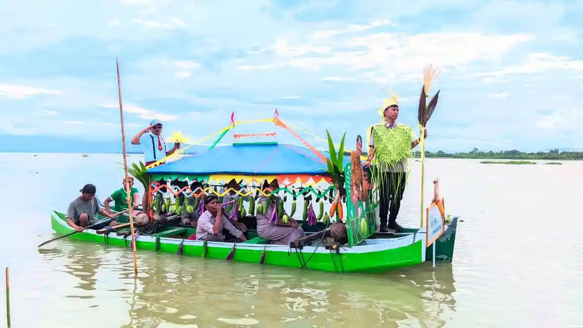 Intip Keseruan Warga Gorontalo Ikuti Karnaval Perahu Hias di Festival Pesona Danau Limboto FPDL 2024