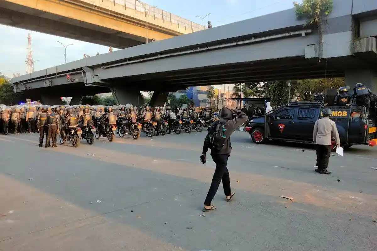 Identitas Polisi yang Terkena Busur saat Amankan Unjuk Rasa Tolak Penundaan Pemilu 2024 di Makassar