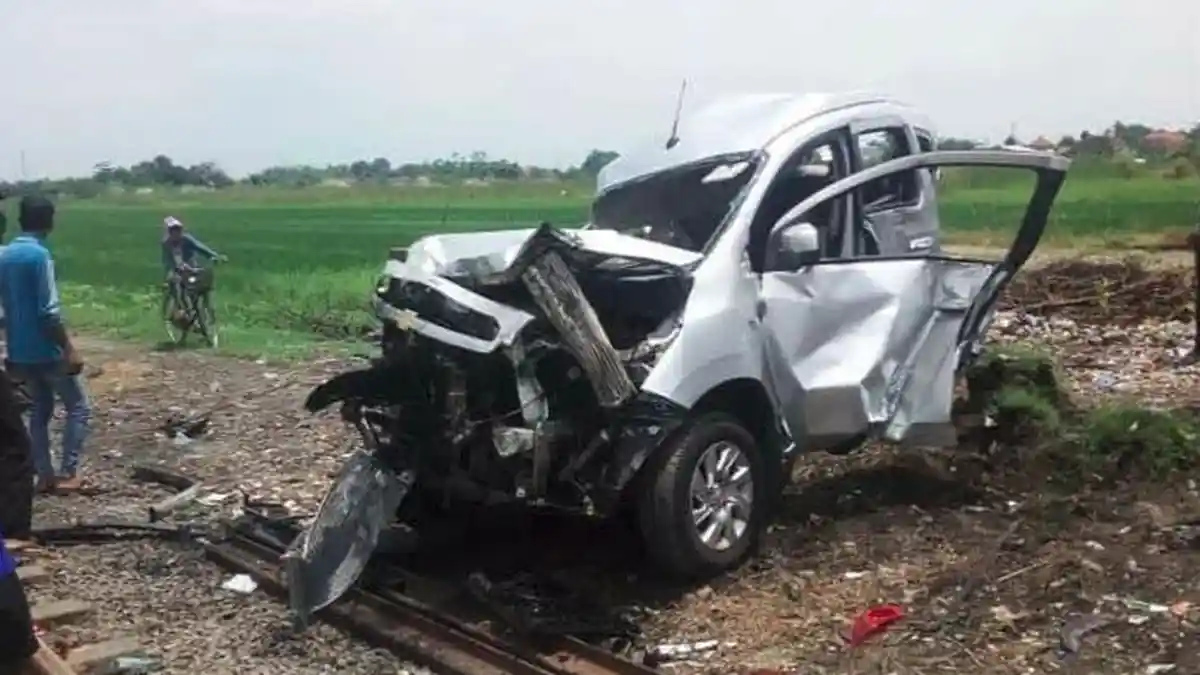 BREAKING NEWS - Sebuah Mobil Chevrolet Dihantam Kereta Api di Sidoarjo, Sopir Sempat Terjepit Kemudi