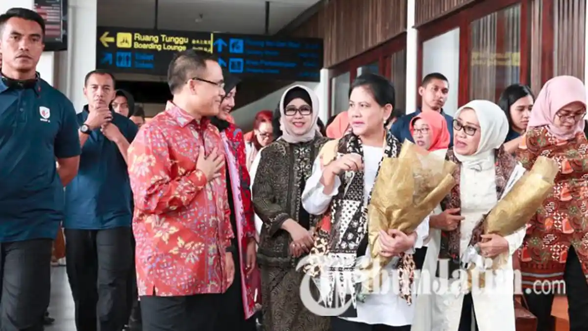 Iriana Jokowi Sehari Keliling Banyuwangi, Kampanye Hidup Sehat hingga Beri Rice Cooker ke Guru Paud!
