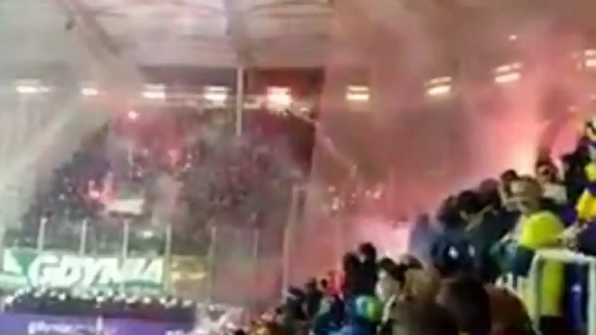 VIDEO: Ricuh di Stadion, Suporter Dua Klub Polandia Saling Lempar Flare