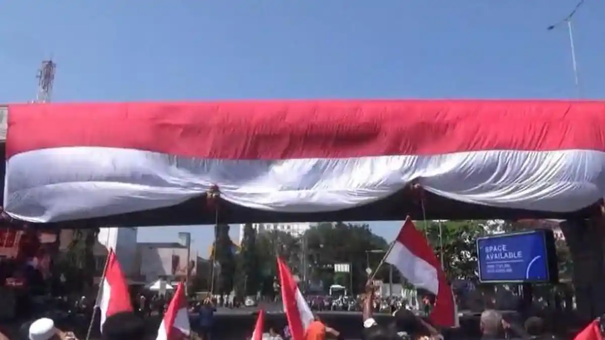 Bendera Merah Putih Raksasa Membentang di Dago Bandung, Warga Kompak Memberi Hormat