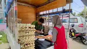 Pedagang-telur-sedang-melayani.jpg