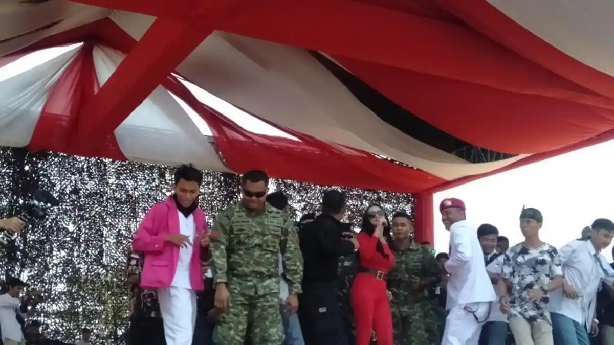 Meriahkan HUT Ke-74, TNI Gelar Panggung Dangdut