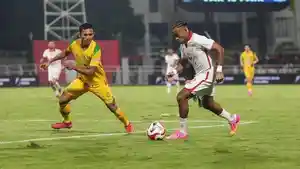 Aksi-Yakob-Sayuri-di-laga-Malut-United-vs-Persebaya-Surabaya-di-Kie-Raha.jpg