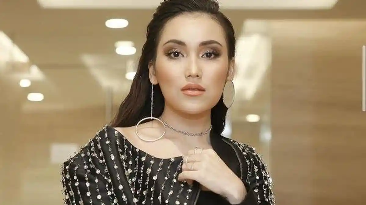 Diantar Ayah dan Ibunya, Ayu Ting Ting Menangis saat Batalkan Pernikahan dengan Adit Jayusman