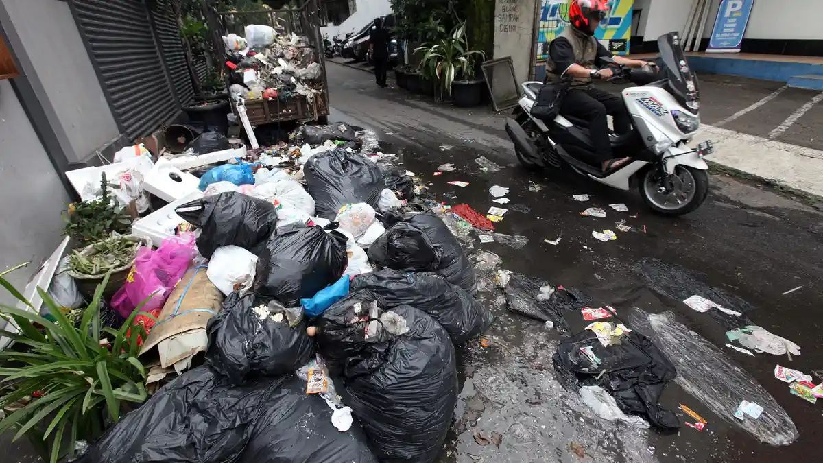 Plt Sumarsono Ditelepon Jenderal Minta Petugas Bersihkan Sampah di Rumahnya