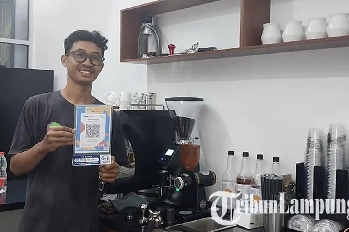 Kesuksesan Ikhsan Manfaatkan QRIS BRI, dari Jualan Keliling Kini Buka Kedai Kopi