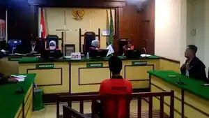 Armor-Toreador-baju-tahanan-merah-menghadiri-sidang-pembacaan-vonis.jpg