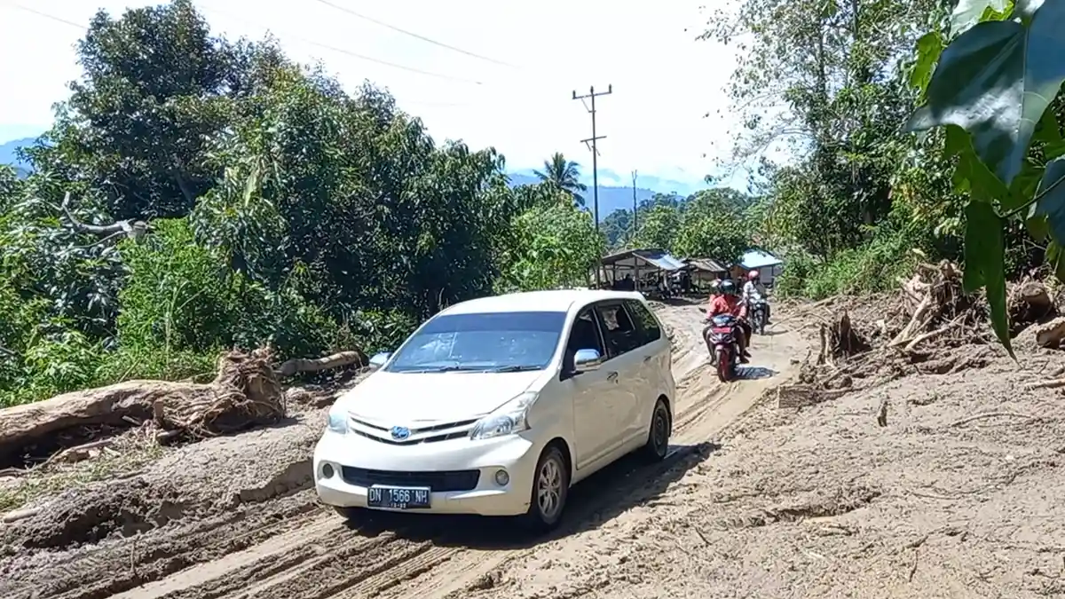 Pasca Banjir Bandang di Salua, Relawan dan Masyarakat Bahu Membahu Bersihkan Material Lumpur