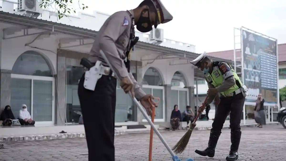 Puluhan Polantas Ramai-ramai Sambangi Masjid Jamik Lancang Garam, Tujuannya Ternyata Cukup Mulia 