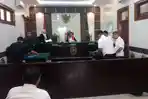 Suasana-setelah-sidang-pertama-praperadilan-kasus-pupuk-ilegal-di-PN-Tulungagung.jpg
