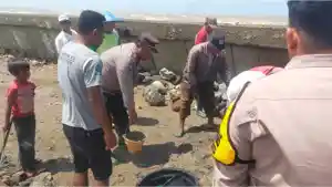 3Polisi-saat-memperbaiki-tanggul-laut-bersama-warga-di-Desa-Eretan-Kulon.jpg