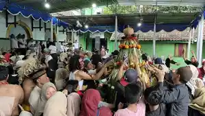 Gunungan-hasil-bumi-di-depan-Masjid-Daarunnaiim.jpg